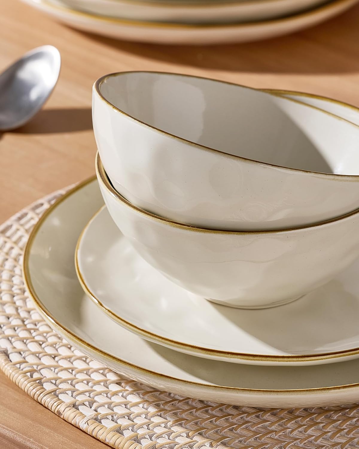 Famiware Dinnerware Sets for 8, Ocean Round 24-Piece Kitchen Plates and Bowls Sets, Microwave and Dishwasher Safe, Scratch Resistant, Vanilla White