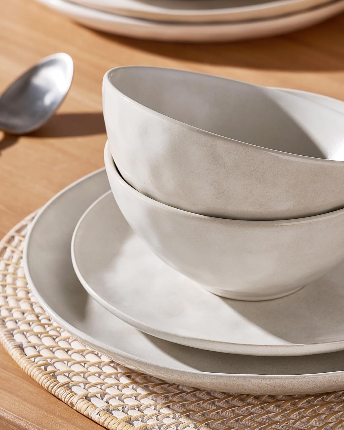 Famiware Dinnerware Sets for 4, Ocean Round 12-Piece Kitchen Plates and Bowls Sets, Microwave and Dishwasher Safe, Scratch Resistant, Matte White